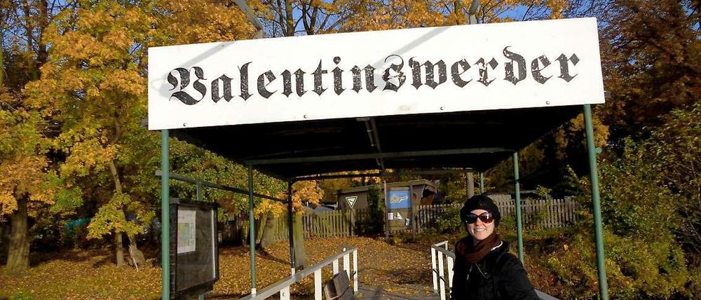 An der Landungsbrücke raus. Auf Valentinswerder gibt es eigentlich nicht viel, nur farbenfrohe Natur und schöne Wochenendhäuschen.