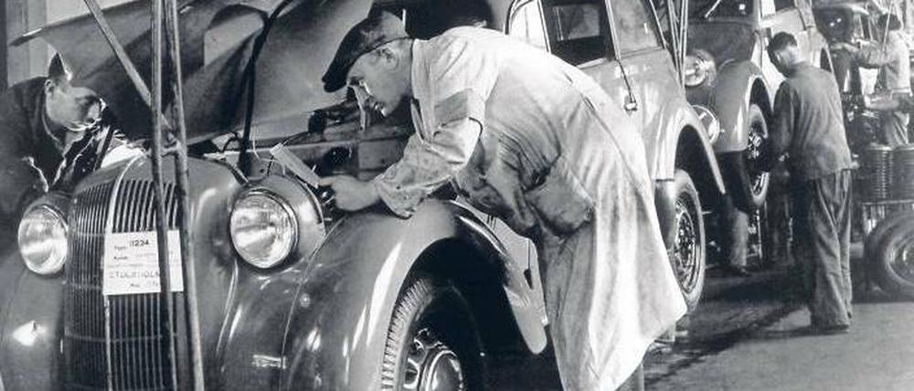 Produktion eines Kassenschlagers. Opel-Arbeiter am Fließband bei der Montage des Kadett im Jahr 1936. Das Modell wurde 10 Millionen Mal verkauft. Foto: dpa