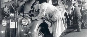 Produktion eines Kassenschlagers. Opel-Arbeiter am Fließband bei der Montage des Kadett im Jahr 1936. Das Modell wurde 10 Millionen Mal verkauft. Foto: dpa