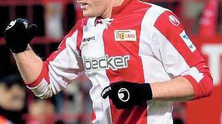 Köpenicker Faust. Adam Nemec brachte Union mit 1:0 in Führung. Foto: dpa