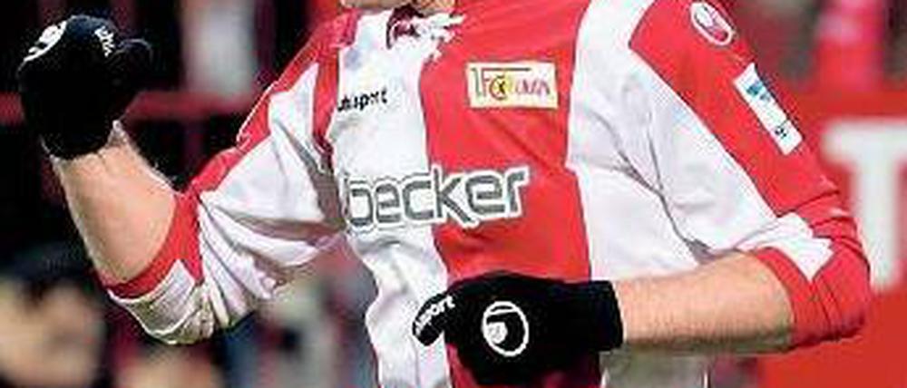 Köpenicker Faust. Adam Nemec brachte Union mit 1:0 in Führung. Foto: dpa
