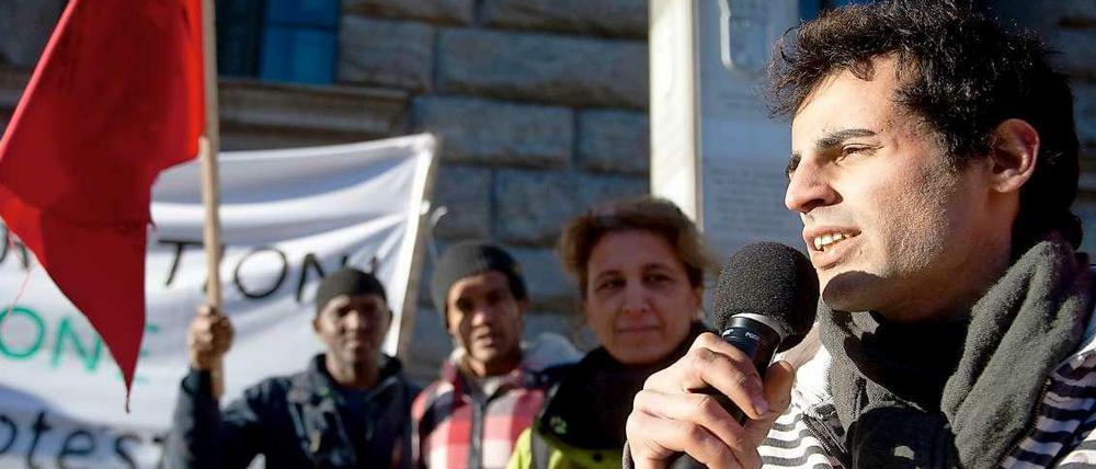Die Flüchtlinge auf dem Oranienplatz demonstrieren, die Bezirke streiten seit Monaten über eine bessere Verteilung von Flüchtlingen.