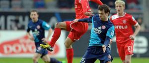 Hüpfball. Der Düsseldorfer Robert Tesche (l.) spielt etwas zu abgehoben, um den Ball gegen den Mainzer Andreas Ivanschitz zu erobern. 