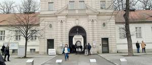 Auf einer Intensivstation des Virchow-Klinikums Wedding sind Patienten mit hoch resistenten Erregern infiziert.