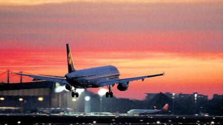 Ärger im Anflug. Die Politik liegt wegen der Flughafengesellschaft im Streit. Derweil will die Lufthansa ihr Angebot in Tegel kürzen – weil es dort zu eng geworden ist. 