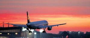 Ärger im Anflug. Die Politik liegt wegen der Flughafengesellschaft im Streit. Derweil will die Lufthansa ihr Angebot in Tegel kürzen – weil es dort zu eng geworden ist.