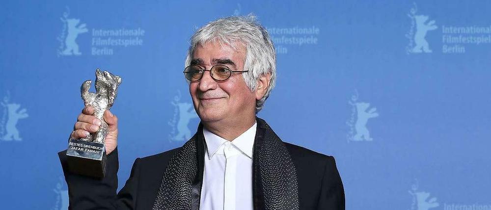 Hauptdarsteller und Co-Regisseur Kambozia Partovi auf der Berlinale zeigt stolz die Trophäe. 