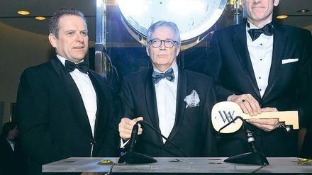 Luxus als Schlüssel zum Glück. Simon Vincent, Präsident bei Hilton Worldwide, Patrice Brunet, Manager des Astoria-Investors Swan Operations, und Generaldirektor Friedrich Niemann (von links) bei der Eröffnung des Waldorf-Astoria-Hotels.