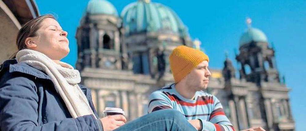 Mütze voll Sonne. Wie schön für alle, die am Montag Gelegenheit zu einer Pause im Freien hatten – wie die beiden vor dem