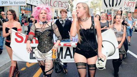 Vierte Welle des Feminismus. Die Slutwalk-Bewegung, deren Kämpferinnen sich selbst als „Schlampen“ bezeichnen, verlangen, sich so freizügig kleiden zu dürfen, wie sie wollen ohne deshalb von Männern belästigt zu werden. 