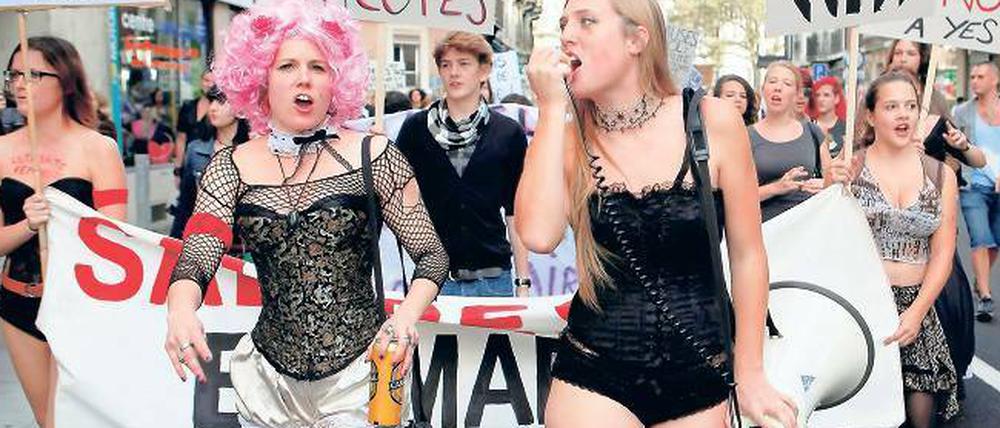 Vierte Welle des Feminismus. Die Slutwalk-Bewegung, deren Kämpferinnen sich selbst als „Schlampen“ bezeichnen, verlangen, sich so freizügig kleiden zu dürfen, wie sie wollen ohne deshalb von Männern belästigt zu werden. 