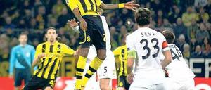 Augen zu und durch. Der frühe Kopfballtreffer zum 1:0 von Abwehrspieler Felipe Santana ebnete Borussia Dortmund den Weg in das Viertelfinale der Champions League. Foto: Reuters