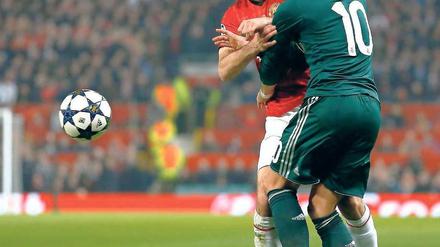 Jugend forscht. Madrids Özil (r.) im Zweikampf mit dem alternden Giggs.