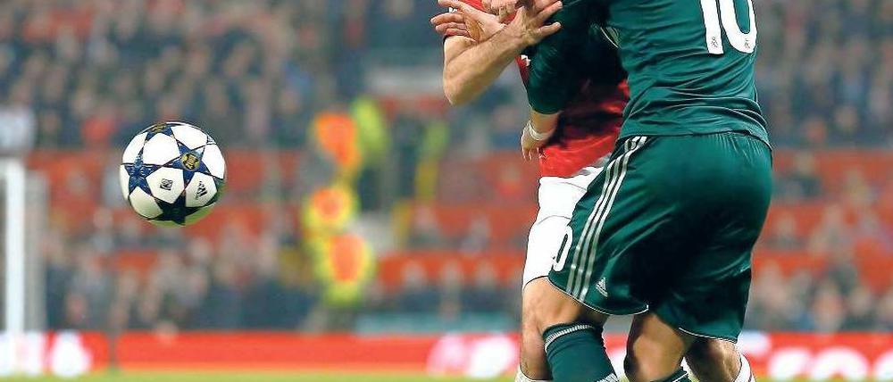 Jugend forscht. Madrids Özil (r.) im Zweikampf mit dem alternden Giggs. 