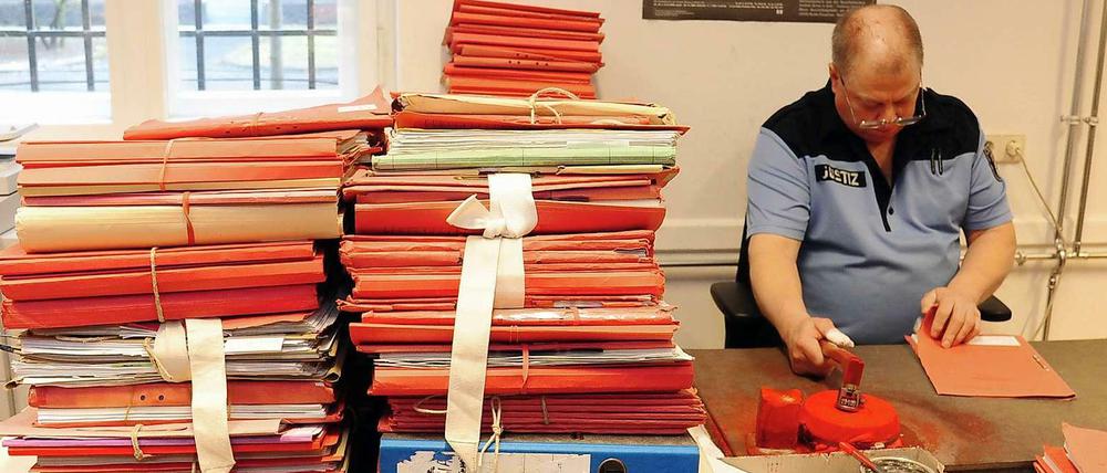 Schön gemütlich? Immerhin helfen die Aktenberge gegen die letzte Winterkälte: Mit Galgenhumor behilft sich mancher überlastete Mitarbeiter der Justiz. 