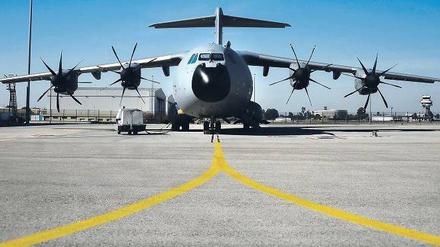 Alles in allem läuft es gut bei Airbus, dem neben Boeing größten Flugzeughersteller. Probleme gibt es aber noch immer mit den großen Maschinen, vor allem der A 380. Auch der Rüstungsbereich, im Bild der Militärtransporter A400M, steckt in Schwierigkeiten. Foto: AFP