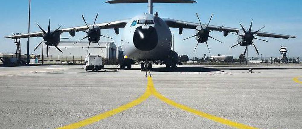 Alles in allem läuft es gut bei Airbus, dem neben Boeing größten Flugzeughersteller. Probleme gibt es aber noch immer mit den großen Maschinen, vor allem der A 380. Auch der Rüstungsbereich, im Bild der Militärtransporter A400M, steckt in Schwierigkeiten. Foto: AFP