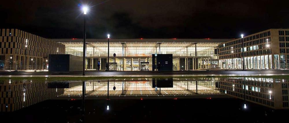 Hell erleuchtet - und zwar immer: Der Flughafen BER. 
