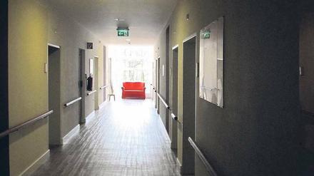 Aufbewahrt in Pflegeheimen, ohne therapeutische Maßnahmen, medikamentös ruhiggestellt - so verwundert nicht, dass die wenigsten der Patienten diese Einrichtungen jemals wieder verlassen können.