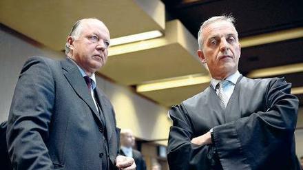 Der Graf und sein Anwalt. Matthias Graf von Krockow (links) war bis 2009 Vorstandssprecher von Sal. Oppenheim. Er ist einer von fünf Angeklagten.