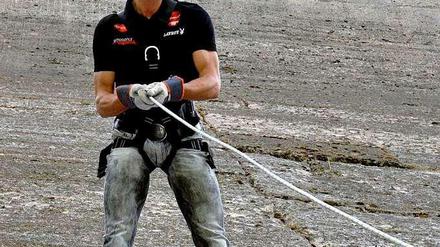 Sven Hannawald, 38, hier beim Klettern am Schluchseestaudamm im Schwarzwald, löste um die Jahrtausendwende gemeinsam mit Martin Schmitt einen Skisprung-Boom in Deutschland aus. Bei der Vierschanzentournee 2001/2002 gelang ihm als bislang einzigem Springer der Sieg in allen vier Springen.
