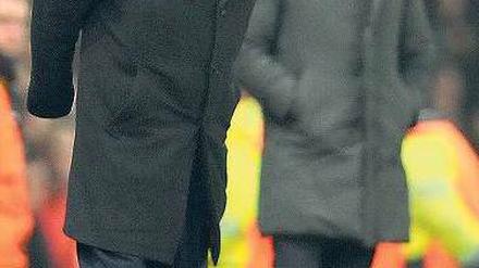 Erhöhter Puls. Alex Ferguson (l.) rüffelt den Referee nach der Roten Karte.
