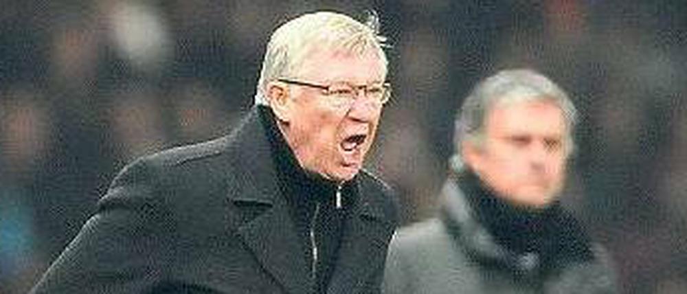 Erhöhter Puls. Alex Ferguson (l.) rüffelt den Referee nach der Roten Karte.