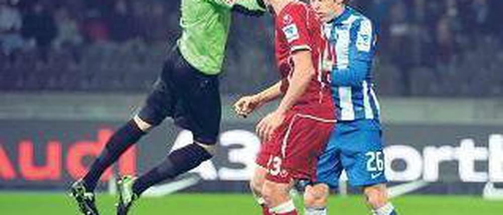 Mittendrin. Nico Schulz (rechts) am Montag in Lauterns Strafraum. Foto: dpa