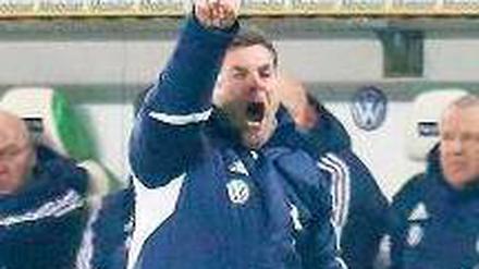 Verfluchte Vergangenheit. VfL-Trainer Dieter Hecking will nach vorn schauen. Foto: dpa