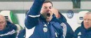 Verfluchte Vergangenheit. VfL-Trainer Dieter Hecking will nach vorn schauen. Foto: dpa