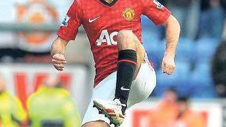 Die Haare mittlerweile grau und kurz, dafür den Vertrag gerade erst verlängert: Ryan Giggs geht bald in seine 24. Saison bei Manchester United.