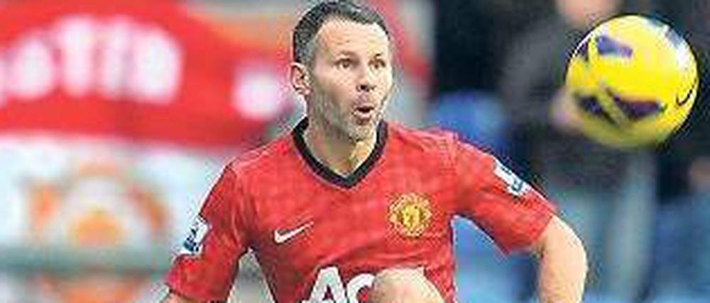 Die Haare mittlerweile grau und kurz, dafür den Vertrag gerade erst verlängert: Ryan Giggs geht bald in seine 24. Saison bei Manchester United.