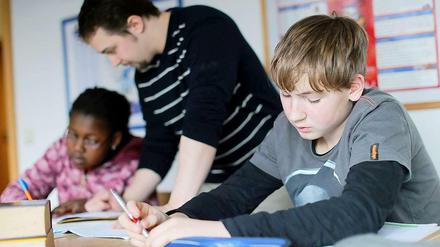Fördern statt zurückstufen. Hamburger Schüler im Nachhilfe-Unterricht.