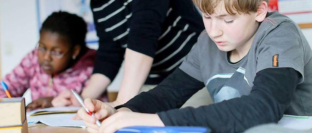 Fördern statt zurückstufen. Hamburger Schüler im Nachhilfe-Unterricht.