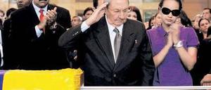 Mit militärischem Gruß: Kubas Präsident Raul Castro (M.) erweist Hugo Chávez die letzte Ehre. Dessen Tochter Rosa und Interims-Staatschef Maduro applaudieren. Foto: Reuters