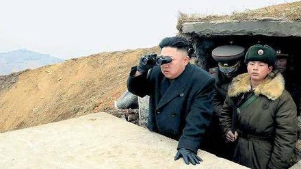 Erst diese Woche inspizierte Nordkoreas Führer Kim Jong Un Anlagen an der Grenze zu Südkorea. Dass er den Nichtangriffspakt mit Seoul aufgekündigt hat, beunruhigt auch dessen Schutzmacht China. 