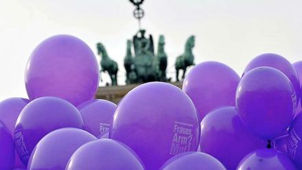 Internationaler Frauentag: Luftballon-Aktion vor dem Brandenburger Tor.