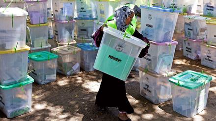 Eine Wahlhelferin trägt eine Wahlurne in Mombasa. Dort waren die Wahllokale teilweise noch bis Dienstagmorgen geöffnet, weil die Schlangen zum offiziellen Schließungszeitpunkt immer noch kilometerlang waren. 