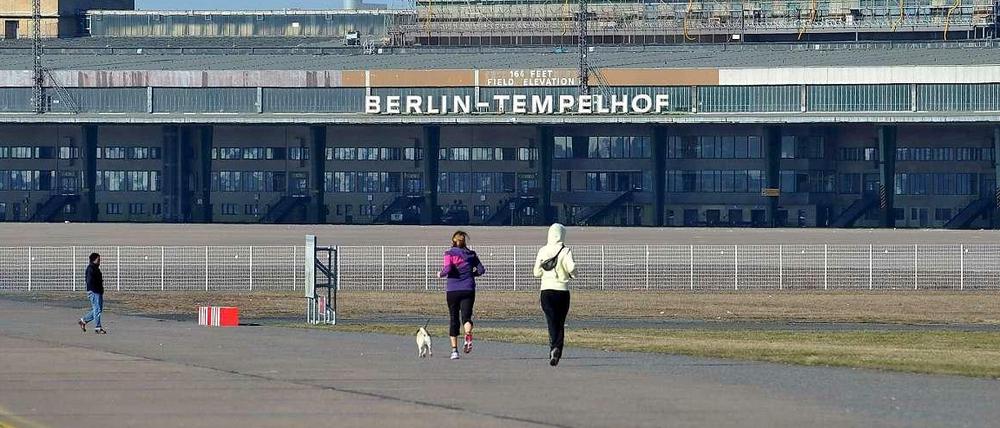 Die Bahn bleibt frei: Der Stadtentwicklungssenator hat Pläne für die Gestaltung des Tempelhofer Felds vorgestellt.