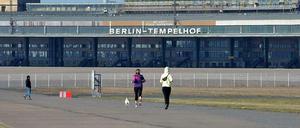 Die Bahn bleibt frei: Der Stadtentwicklungssenator hat Pläne für die Gestaltung des Tempelhofer Felds vorgestellt.