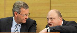 Sind sich heute uneins, wie eng ihre Freundschaft war: Christian Wulff und Olaf Glaeseker 2010 im niedersächsischen Landtag.