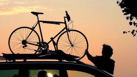 Aufsatteln. Der Radtourismus in Brandenburg läuft rund. Allein auf einem Fernradweg wurde im vergangenen Jahr 15 800 Radfahrer gezählt. Und die meisten von ihnen loben den Zustand der Wege. Doch viele Routen benötigen in absehbarer Zeit eine Sanierung. Für die wird noch nach Geld gesucht. Foto: Patrick Pleul/dpa