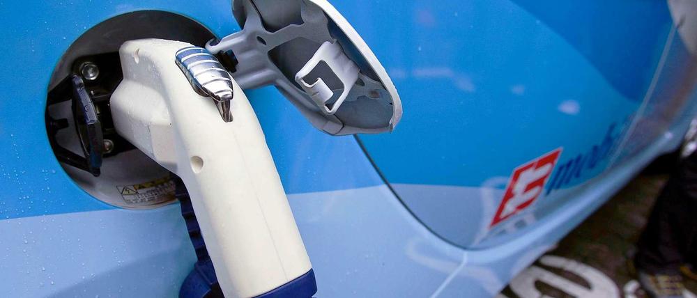 Mit Strom fahren in Berlin derzeit rund 1000 Autos, für die es 100 Ladestationen gibt. 