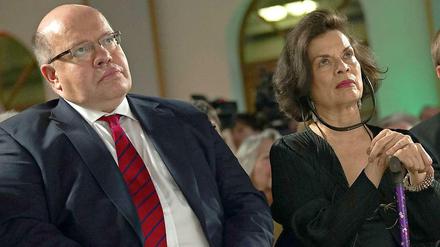Aufmerksame Zuhörer. Umweltminister Peter Altmaier und die Aktivistin Bianca Jagger.