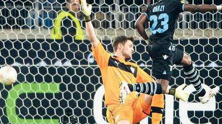 Haltlos. Der Nigerianer Ogenyi Onazi erzielt das 2:0 für die Römer. Der Stuttgarter Torwart Sven Ulreich ist bezwungen. Foto: dpa