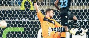 Haltlos. Der Nigerianer Ogenyi Onazi erzielt das 2:0 für die Römer. Der Stuttgarter Torwart Sven Ulreich ist bezwungen. Foto: dpa