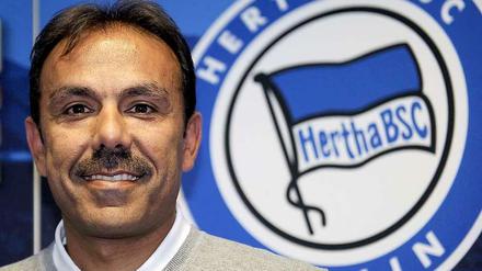 Dresden im Blick: Herthas Trainer Jos Luhukay.