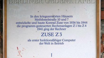 Die  Gedenktafel für den Computer-Pionier Konrad Zuse (1910 – 1995) hängt an einer alten Ziegelmauer vor einem Hof an der Methfesselstraße 7 (Kreuzberg). 