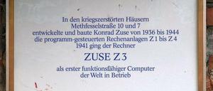 Die  Gedenktafel für den Computer-Pionier Konrad Zuse (1910 – 1995) hängt an einer alten Ziegelmauer vor einem Hof an der Methfesselstraße 7 (Kreuzberg). 
