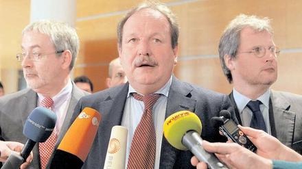 Reales Plus. Willi Russ (dbb), Frank Bsirske (Verdi) und Jens Bullerjahn (SPD, v.l.) finden das Ergebnis gut – die Lehrer sind sauer. Foto: dpa